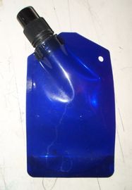 Il blu 8 Oz sta sul sacchetto con il becco ed il cappuccio, l'imballaggio flessibile della bevanda