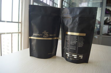 Il sacchetto nero opaco d'imballaggio della stagnola del chicco di caffè che imballa, sta la valvola su di degassamento