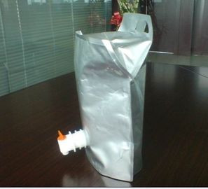 La borsa riutilizzabile del di alluminio sta sul sacchetto con il becco per il supporto del vino sulle borse della BUSBANA FRANCESE con la spina