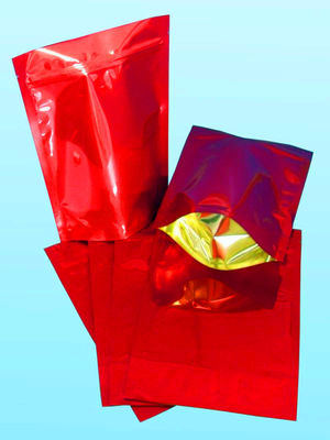 Il di alluminio rosso sta sui sacchetti leggeri con la tacca dello strappo e della chiusura lampo