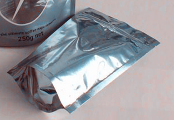Coffe/tè a prova d'umidità sta sulla finestra ovale dorata di plastica della borsa del sacchetto