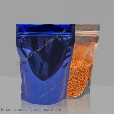 L'alimento a chiusura lampo sta sulla parte anteriore trasparente della finestra dei sacchetti riutilizzabile