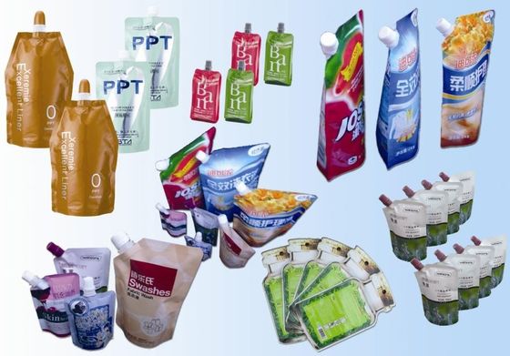I sacchetti gettati laminati che imballano le poli borse per il latte di soia stanno sul sacchetto del becco