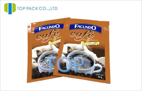 Brown sta sul sacchetto d'imballaggio della chiusura lampo del di alluminio del sacchetto per caffè