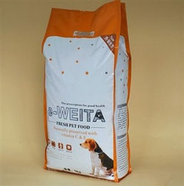 Un cagnolino da 500 grammi sta sul sacchetto di plastica di imballaggio per alimenti con la chiusura lampo