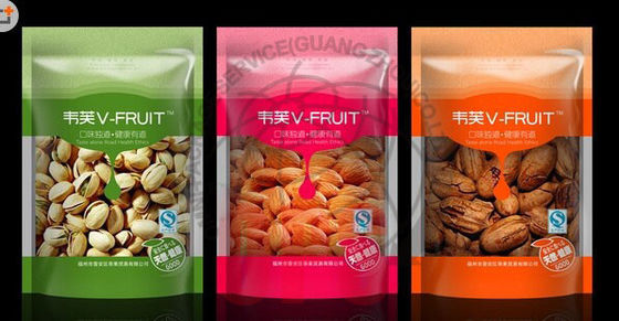 L'imballaggio per alimenti di plastica colorato sta sul sacchetto con lo strato di alluminio