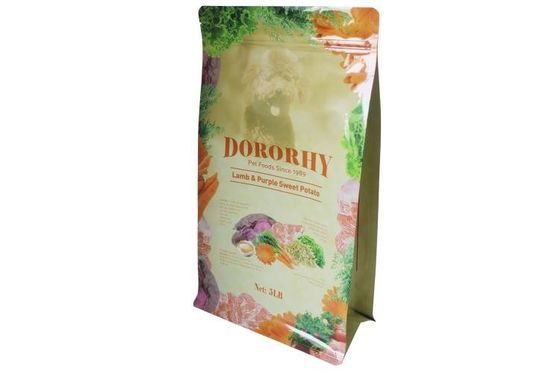 L'abitudine stampata sta sull'imballaggio di plastica dell'alimento per animali domestici dei sacchetti